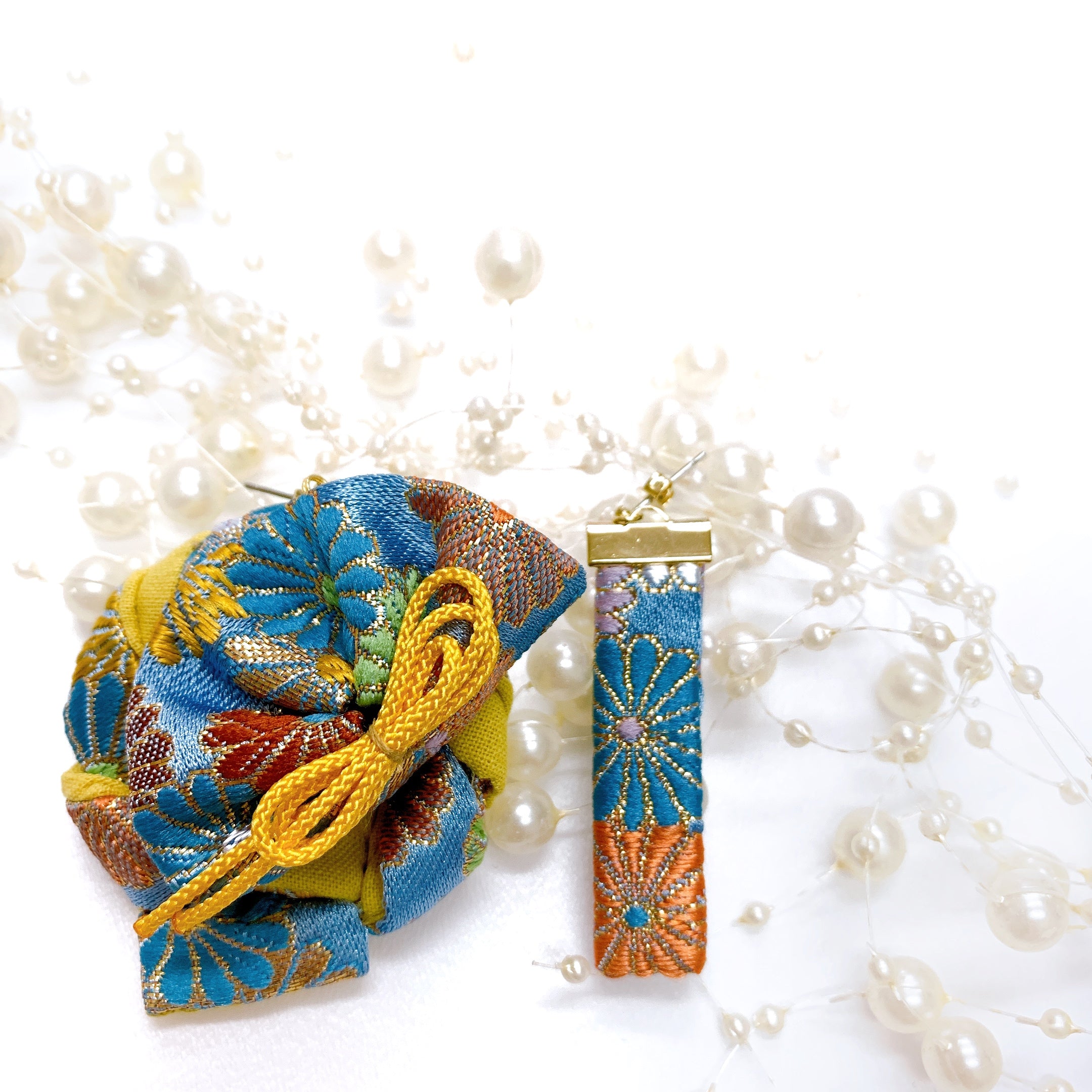 Ohrringe & Brosche „Kuguri Ougi“ in Hellblau