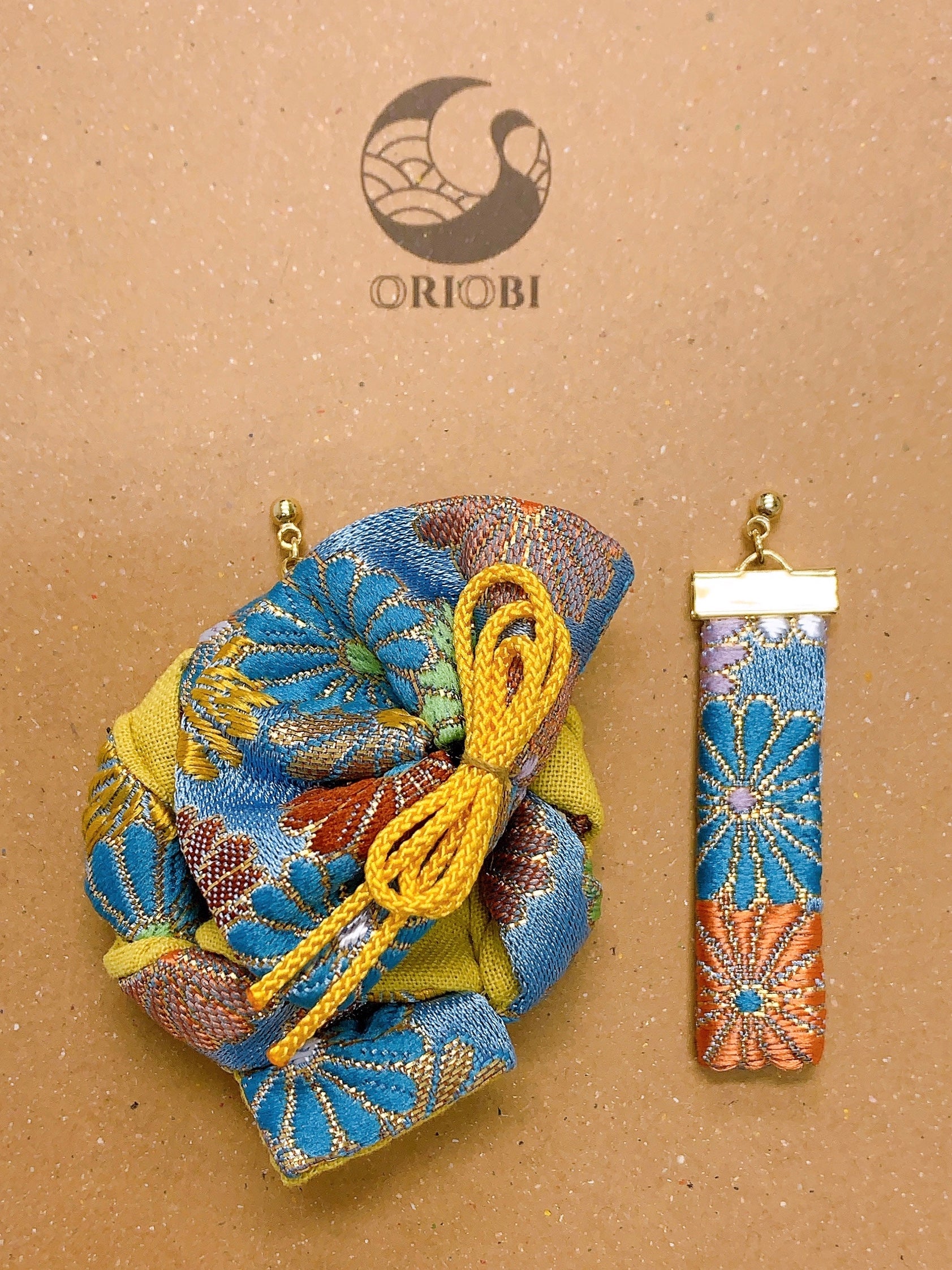 Ohrringe & Brosche „Kuguri Ougi“ in Hellblau