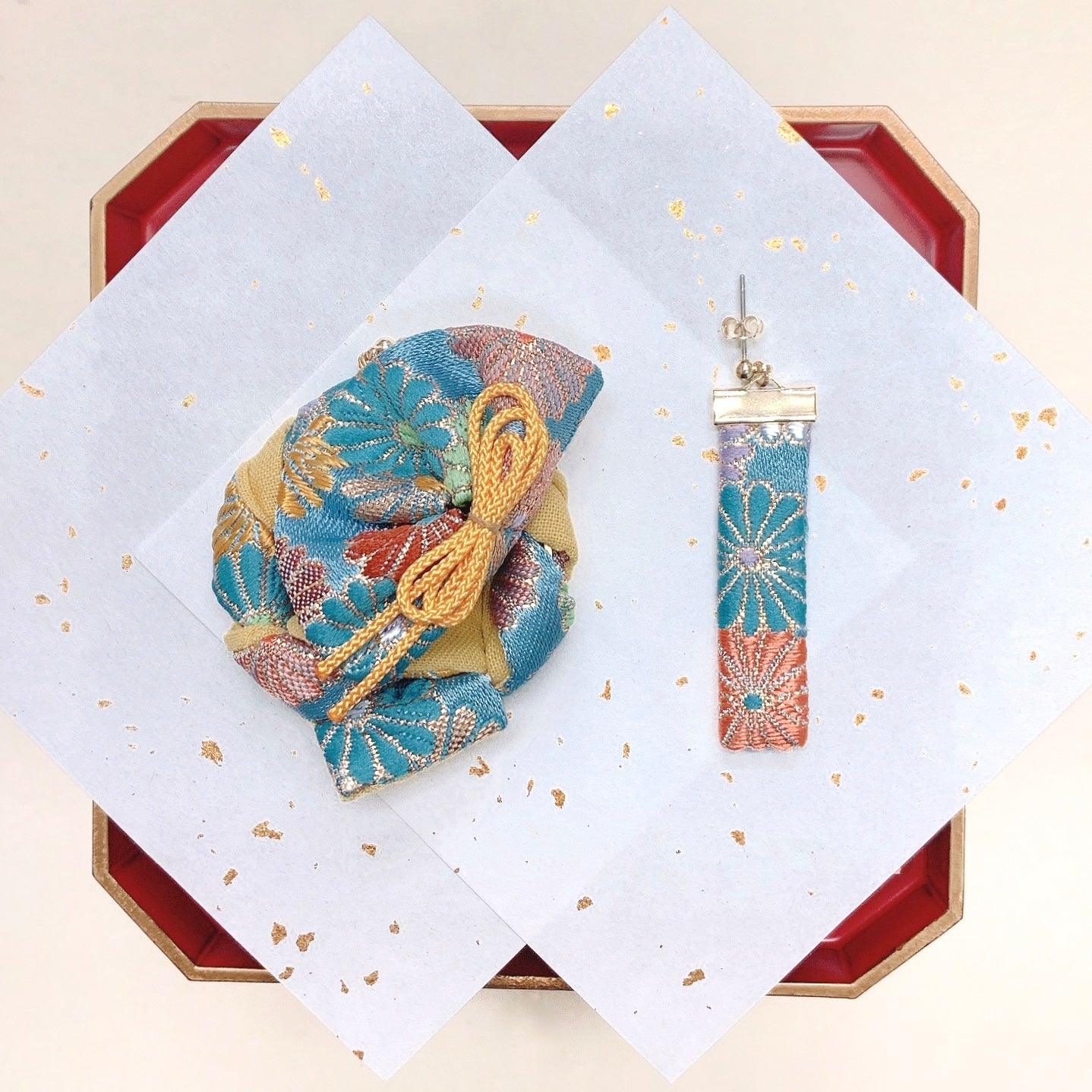 Ohrringe & Brosche „Kuguri Ougi“ in Hellblau