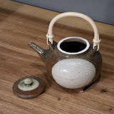 Laden Sie das Bild im Galerie-Viewer, Keramik-Teekanne aus Okinawa