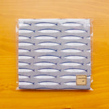 Laden Sie das Bild im Galerie-Viewer, Japanisches Graues Taschentuch mit Saury-Muster - Minahomi Design